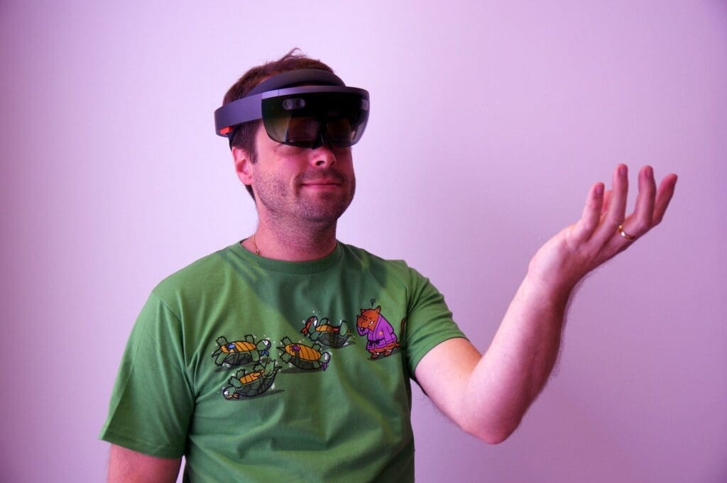 HoloLens, Geste "Blüte" (Bloom). Präsentator: Andreas Erben