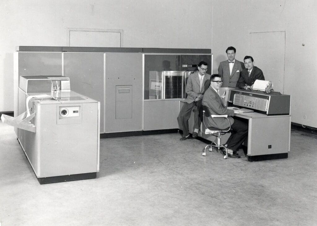 IBM 305 RAMAC system: IBM 305 main system (Processing unit, magnetic process drum, magnetic core register, electronic logical and arithmetic circuits), IBM 370 printer, IBM 380 console.
